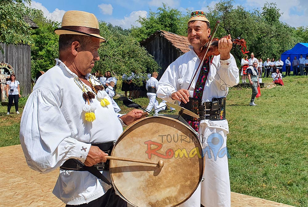 Beautiful traditions and festivities in Maramures11